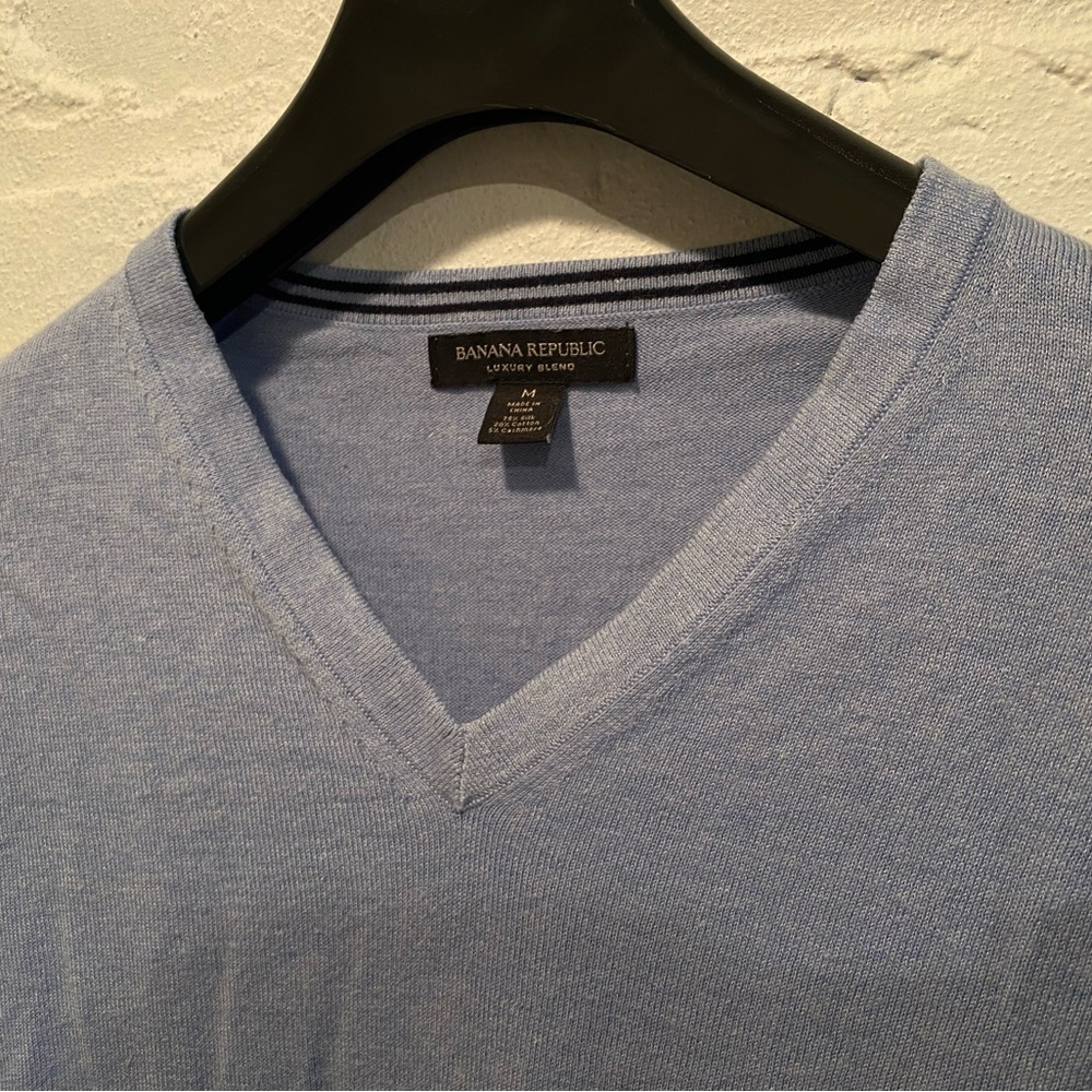 Banana Republic V-Neck Sweater — Men’s Medium